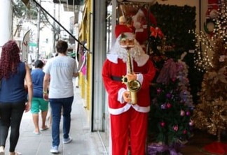 São Paulo - Comércio com decoração de Natal na rua Teodoro Sampaio, em Pinheiros.