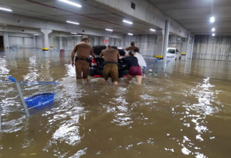 Chuvas fortes causam transtornos em Curitiba e no Litoral; Defesa Civil se mobiliza para atendimento