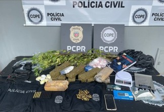 Em operação na Grande Curitiba, PCPR apreende uniformes falsos da polícia e drogas