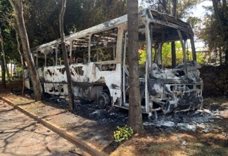 Ônibus escolar é destruído após incêndio em Novo Sarandi