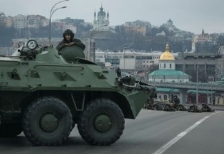 Servicemen of the Ukrainian National Guard take positions in central Kyiv, Ukraine February 25, 2022. REUTERS/Gleb Garanich