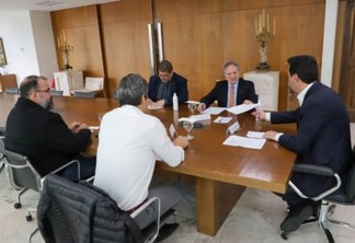 Governador Carlos Massa Ratinho Junior em reunião com o diretor-geral brasileiro da Itaipu Binacional, Almirante Anatalício Risden - Curitiba, 18/04/2022