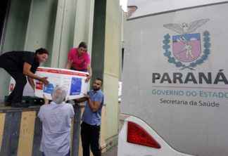 Distribuição de vacinas contra Covid 19, para as regionais de saúde do Paraná, no Cemepar, em Curitiba