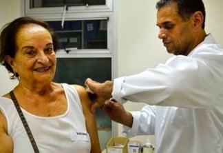 São Paulo - Hilda de Jesus Escobar, 86 anos no primeiro dia de vacinação de idosos, gestantes e crianças de 3 meses a 5 anos no Instituto de Infectologia Emília Ribas, região central (Rovena Rosa/Agência Brasil)