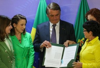 O presidente da República, Jair Bolsonaro, acompanhado de parlamentares da  bancada feminina da Câmara dos Deputados, sanciona o Projeto de Lei 1360/21, denominado Henry Borel