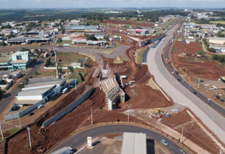 Dois novos viadutos e nove quilômetros de nova pavimentação deverão ser entregues até o final do ano, encerrando os congestionamentos e acidentes na entrada do município -