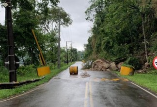 Licitação de contenção de queda de rochas em rodovia de União da Vitória tem vencedora - O local, próximo à Ponte Manoel Ribas, é conhecido como um ponto de queda de barreira, principalmente em períodos de chuvas, e atualmente está bloqueado para o tráfego de veículos pesados -