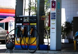 São Paulo - Posto de gasolina em Pinheiros.