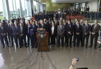 Presidente Jair Bolsonaro, acompanhado de vários ministros, fala com a imprensa no Palácio da Alvorada