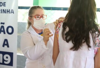 O secretário estadual de Saúde, Cesar Neves abre a campanha de imunizacao contra a Covid com  Vacina Bivlalente nedta segiunda-feira (27) na comunidade indigena Campina no municipio  de Mangueirinha, sudoeste do estado.
Foto: Geraldo Bubniak/AEN