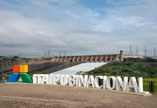 Desde que voltou ao poder, em 2023, Lula tem recorrido à Itaipu como opção de investimentos e outras questões
Com a abertura mínima das comportas da calha esquerda estão sendo vertidas 1.400 m³ de água por segundo, o equivalente à vazão média das Cataratas do Iguaçu. A operação iniciou às 6h e a previsão é que o vertedouro opere pelos próximos dez dias.
