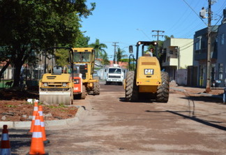 Na Rua Alexandre Gusmão, agora, trabalhos de pavimentação estão concentrados na “Praça do Maria Luiza”