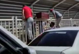 VÍDEO: caixão é carregado pela passarela da Ponte da Amizade;