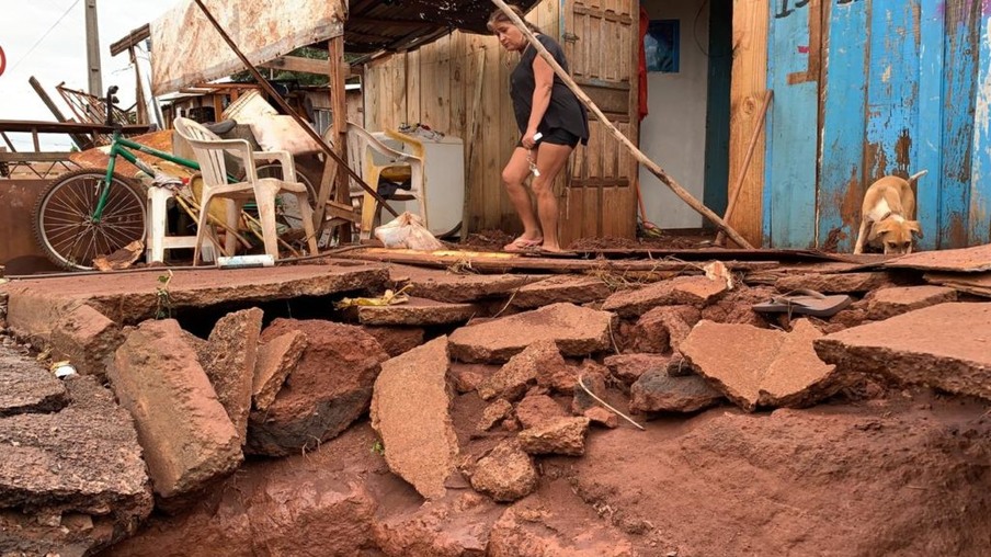 Chuva provoca estragos em bairros de Cascavel