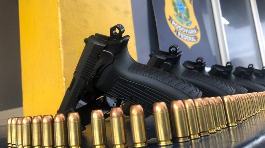 PRF apreende pistolas e munições em fundo falso de veículo
