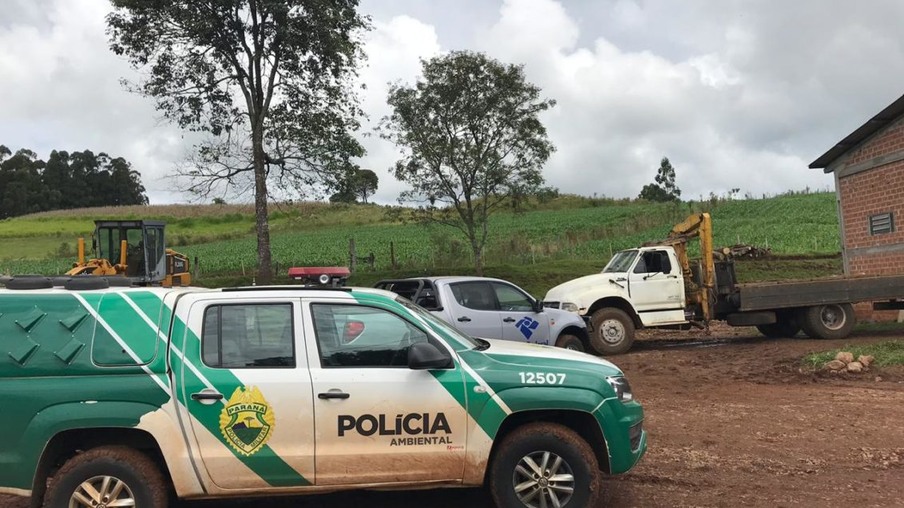 Polícia fecha passagem clandestina e autua proprietário rural por crime ambiental