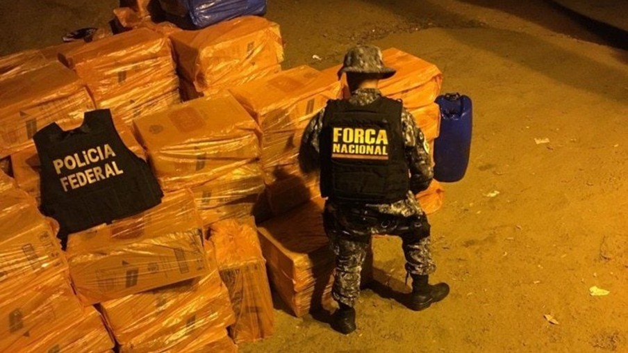 PF apreende barcos e caminhão carregados de cigarros contrabandeados