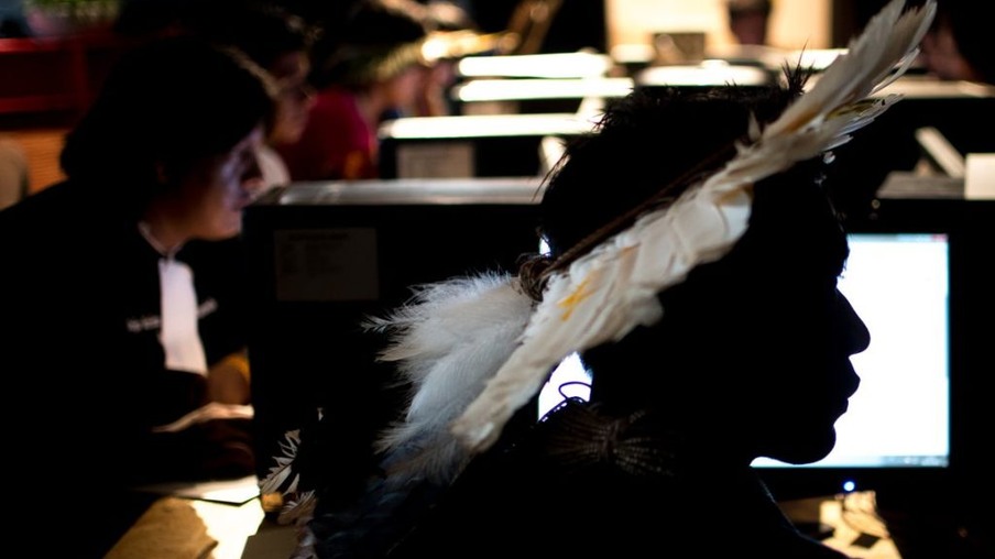 Palmas (TO) - Indígenas brasileiros fazem cursos de informática na "Oca Digital" durante os Jogos Mundiais dos Povos Indígenas.( Marcelo Camargo/Agência Brasil)