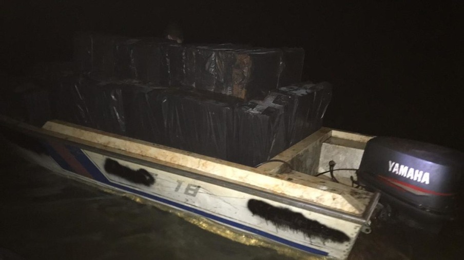 Polícia Federal e Força Nacional apreendem barco com 70 caixas de cigarros contrabandeados