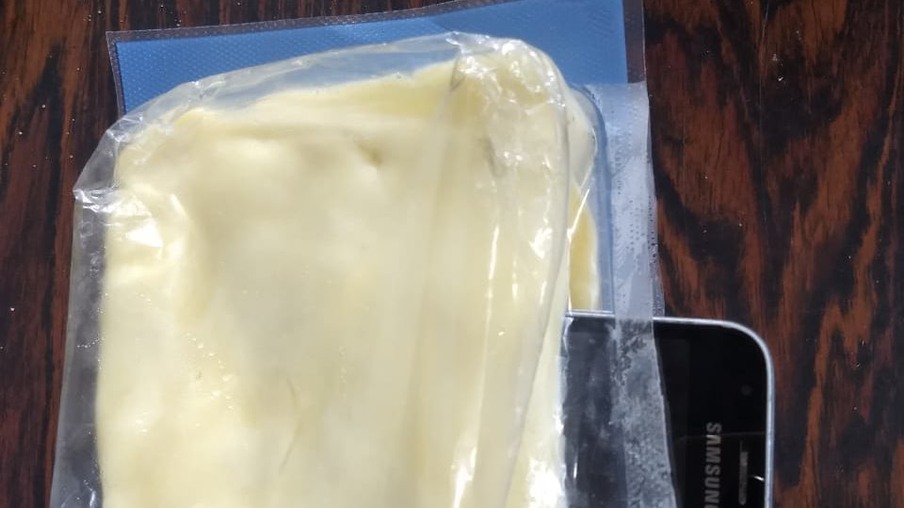 Homem é detido com celular em peça de queijo na Cadeia Pública de Cascavel