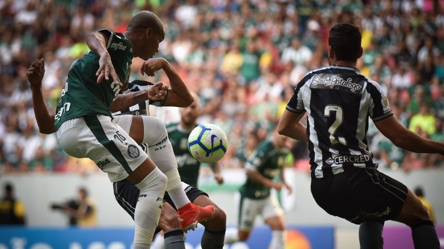 Palmeiras vence o Botafogo e mantém liderança do Brasileirão