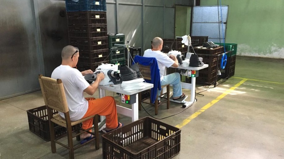 Projeto permite que presos da PIC produzam calçados de proteção individual