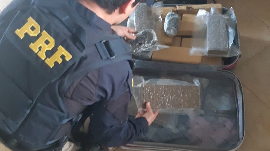 Polícia prende passageira de ônibus com 42 quilos de droga