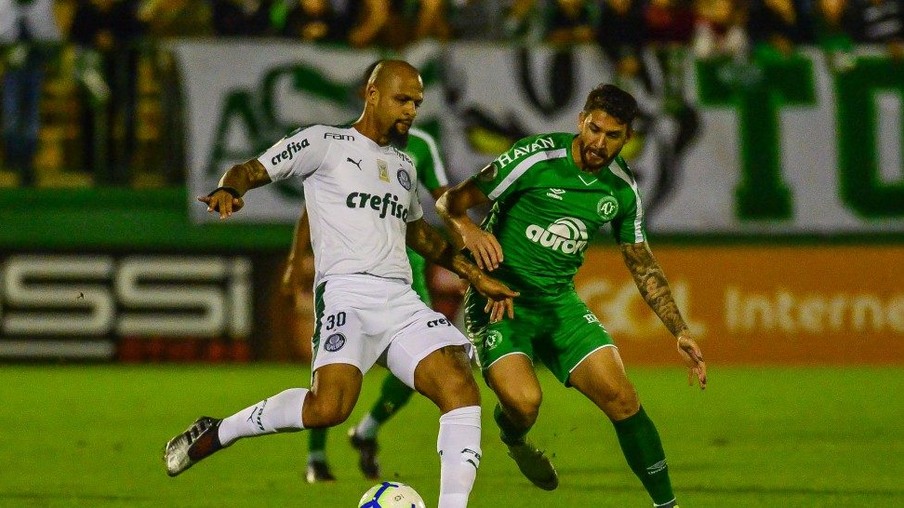 Palmeiras bate a Chapecoense e permanece na liderança da série A