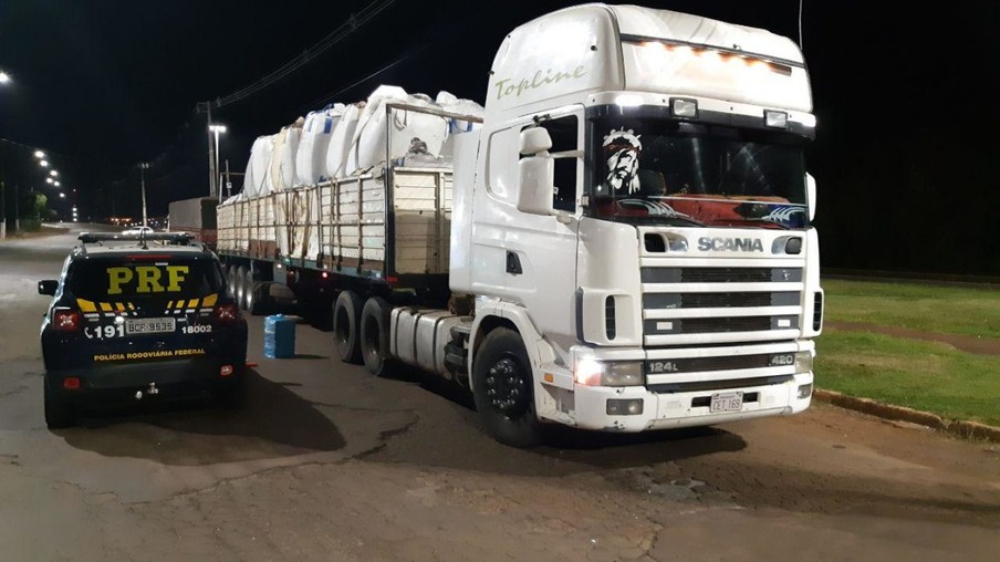 PRF e Polícia Civil prendem caminhoneiro paraguaio com mais de uma tonelada de maconha em Santa Tereza