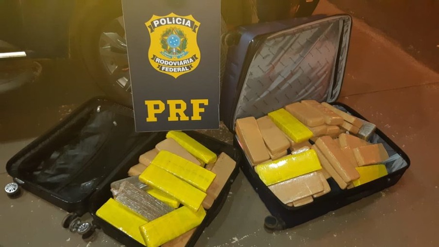 PRF de Catanduvas prende duas mulheres com 30 quilos de maconha