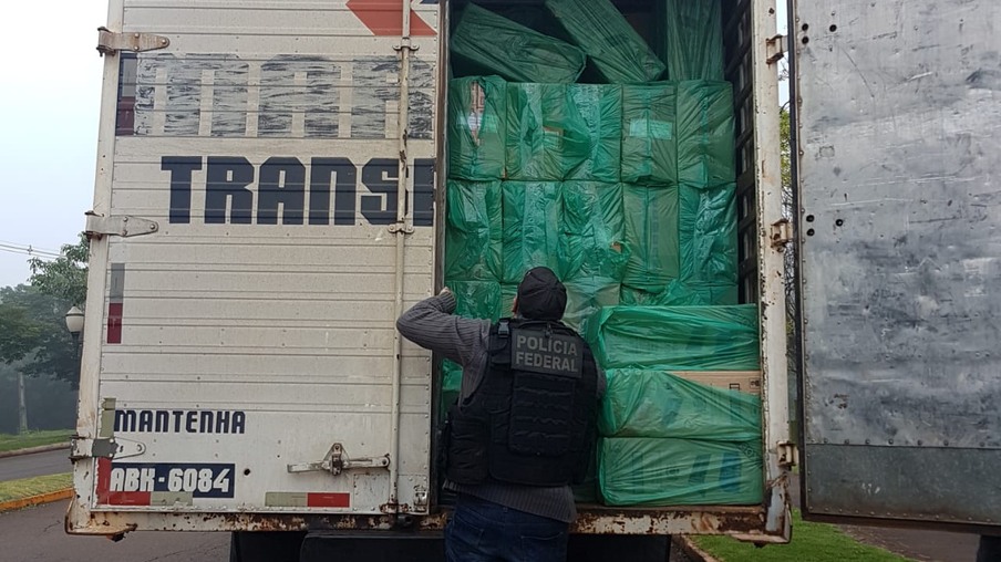 PF apreende caminhão carregado com cigarros contrabandeados do Paraguai