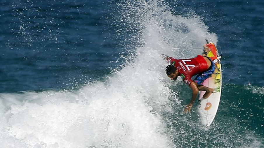 O surfista brasileiro Filipe Toledo compete na etapa brasileira da Liga Mundial de Surfe, na praia de Itaúna, em Saquarema, Rio de Janeiro.