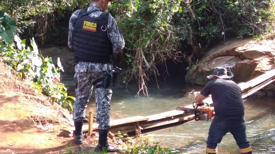 Polícia destrói passagens clandestinas na fronteira com a Argentina