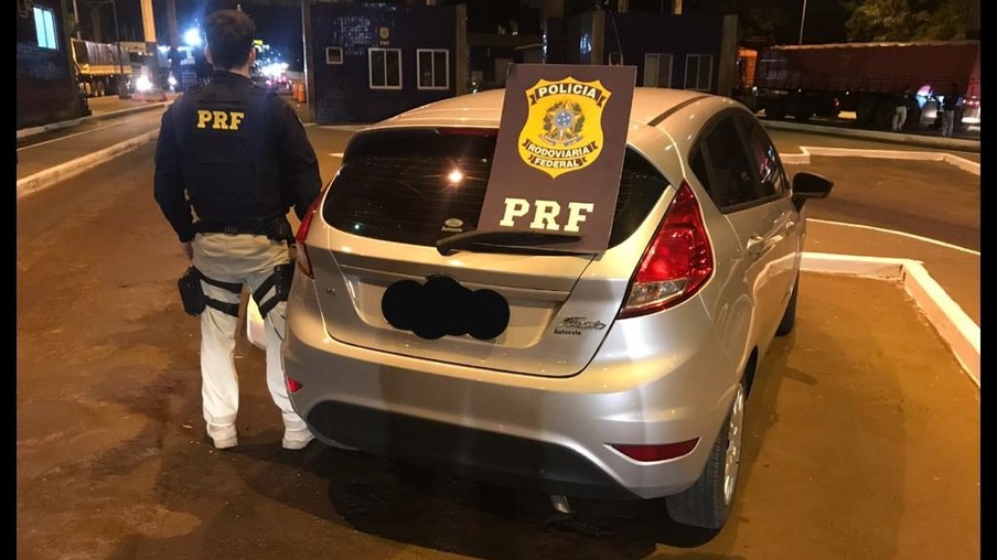 PRF recupera carro minutos após ter sido roubado em Foz do Iguaçu