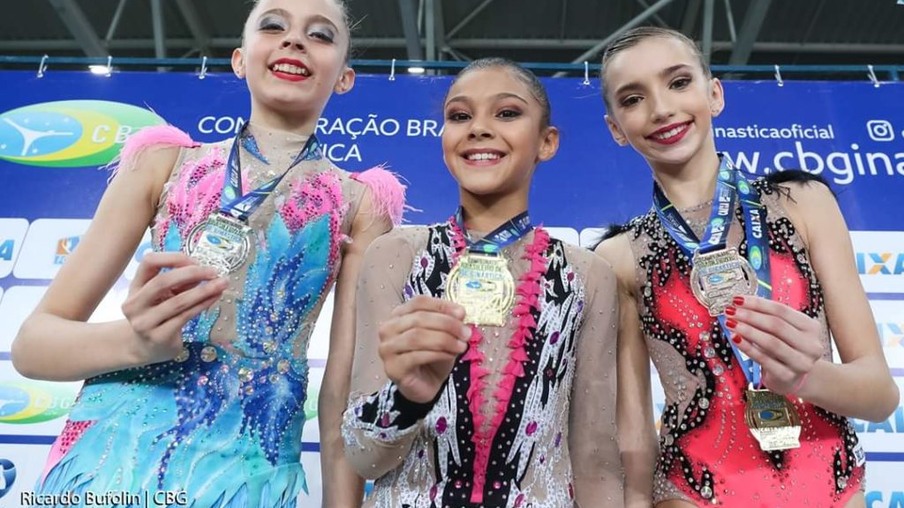 Julia Lara (centro), ajudou GR de Cascavel terminar em 5º na classificação geral do Brasileiro no Infantil 2 - Crédito: GR Cascavel