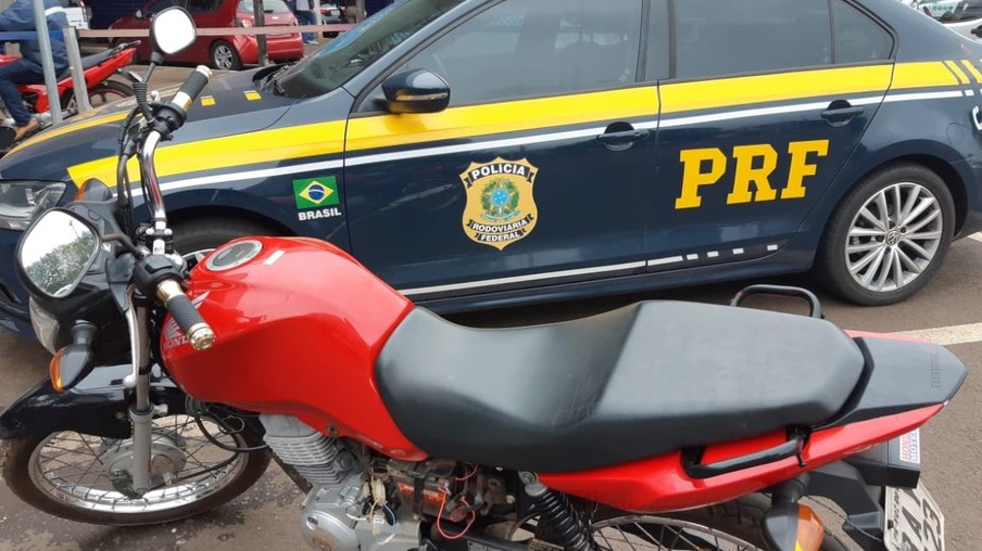 PRF prende paraguaio e recupera motocicleta na aduana Brasil/ Paraguai