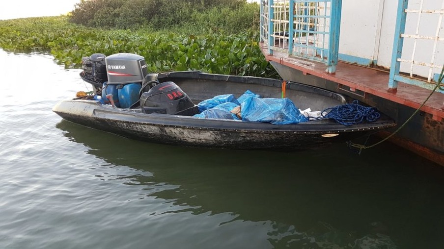 Embarcação carregada com caixas de cigarro é apreendida no Rio Paraná