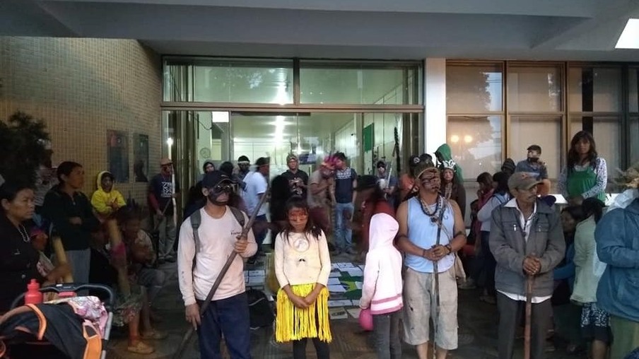 Indígenas fecham prefeitura de Guaíra 