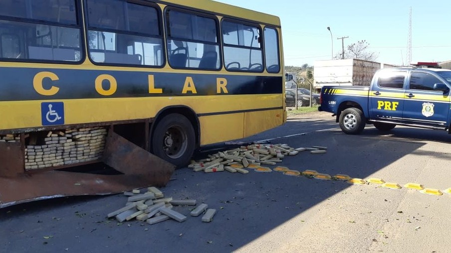 Polícia apreende quase uma tonelada de maconha em fundo falso de ônibus escolar