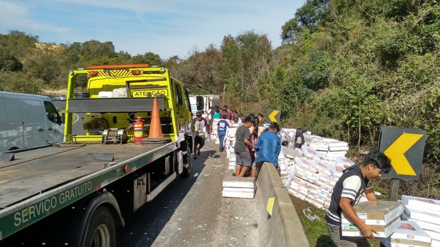 Caminhão tomba e carga é saqueada em Laranjeiras do Sul 