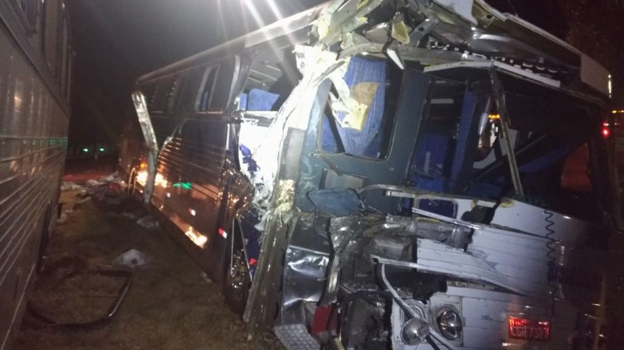 Sete pessoas ficam feridas em acidente entre dois ônibus e uma carreta