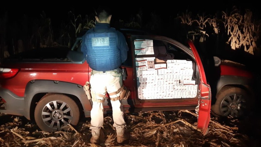 PRF recupera veículo roubado em Curitiba/PR e apreende cigarros contrabandeados
