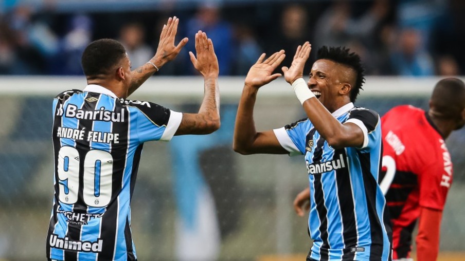 Grêmio bate o Athletico-PR e abre vantagem nas semis da Copa do Brasil