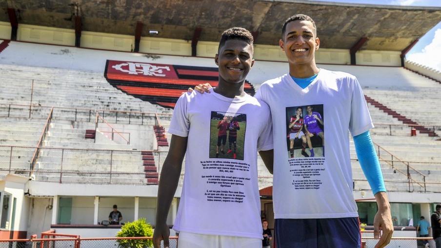 O goleiro Bruno (à direita) vestindo a camisa em homenagem a Rykelmo
Créditos: Marcelo Cortes/Flamengo