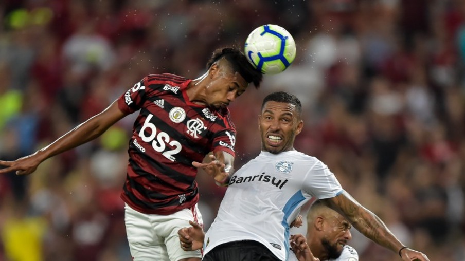 Flamengo vence o Grêmio e segue na cola dos líderes do Brasileirão