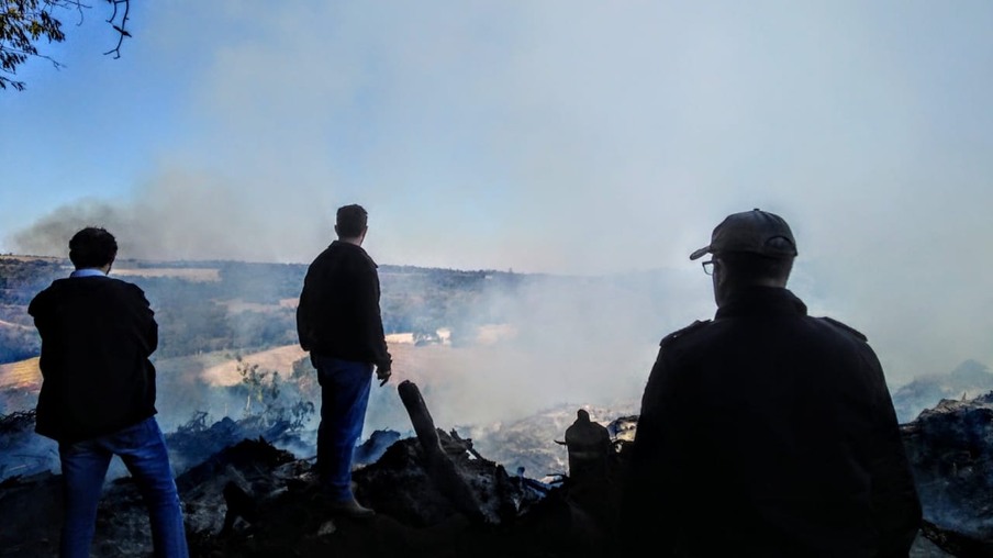 Incêndio atinge depósito de galhos e entulhos em Marechal
