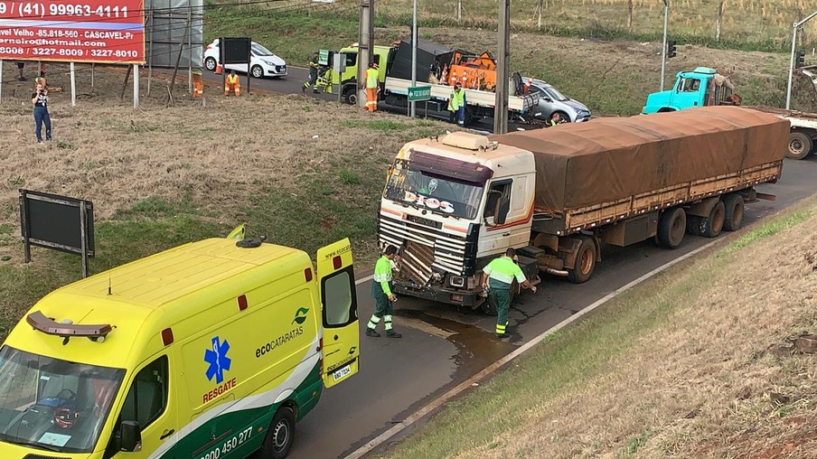 Caminhão sem freio provoca acidente no Trevo do 14 de Novembro em Cascavel