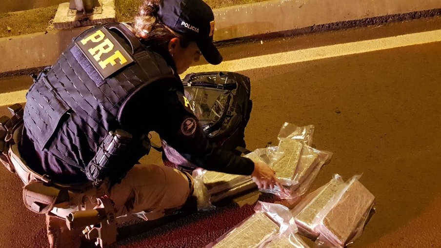 PRF encontra droga em mochila de pedestre
