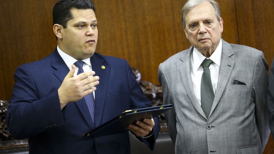O presidente do Senado, Davi Alcolumbre, recebe o relatório da reforma da previdência do senador Tasso Jereissati.