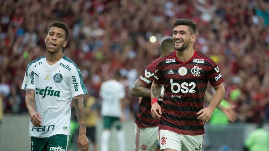 Flamengo vence Palmeiras em Maracanã lotado e retoma liderança